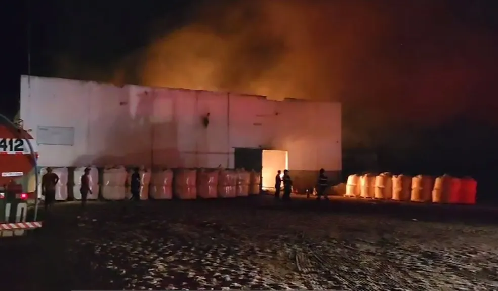Incêndio atinge fábrica de produtos de limpeza em Mossoró - Foto: Gilli Maia/O Câmera
