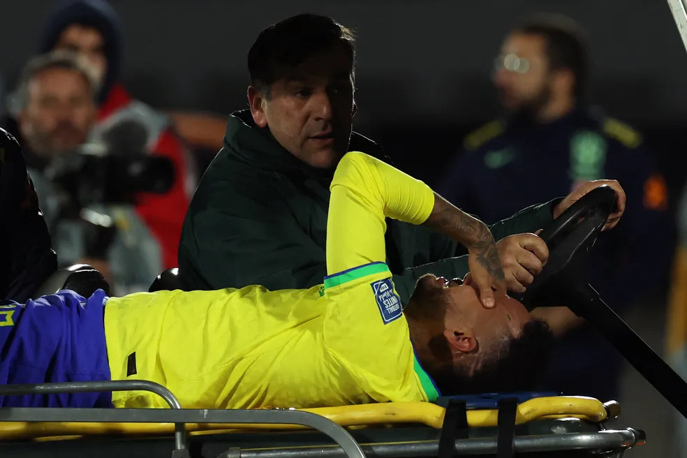 Neymar chora após sentir lesão em Uruguai x Brasil - Foto: Pablo Porciuncula/AFP/reprodução