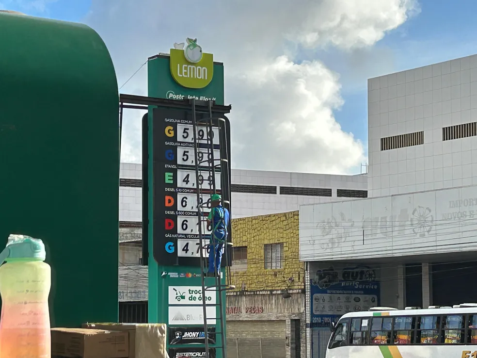 Funcionário troca preço da gasolina em posto de Natal - Foto: Lucas Cortez/Inter TV Cabugi