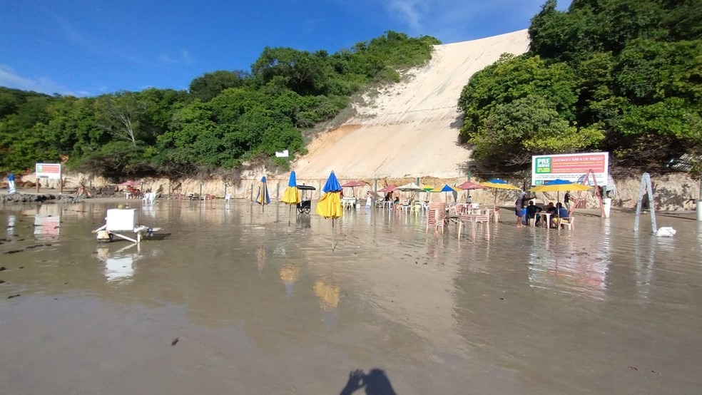 Placas e cerca reinstaladas na praia de Ponta Negra, em Natal - Foto: Idema